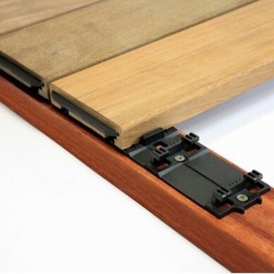 Egzotinės medienos sistema: lentos + sijos 30x60, tvirtinimo detalės, nerudyjančio plieno varžtai 1 m2