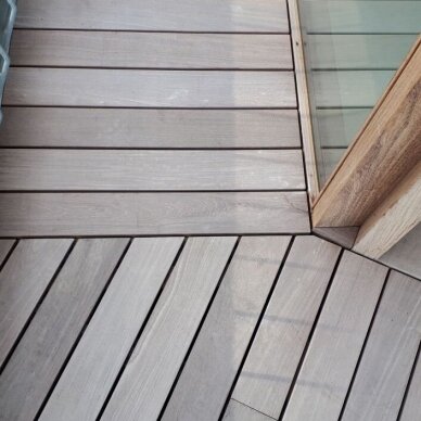 Egzotinės medienos sistema: lentos + sijos 30x60, tvirtinimo detalės, nerudyjančio plieno varžtai 1 m2