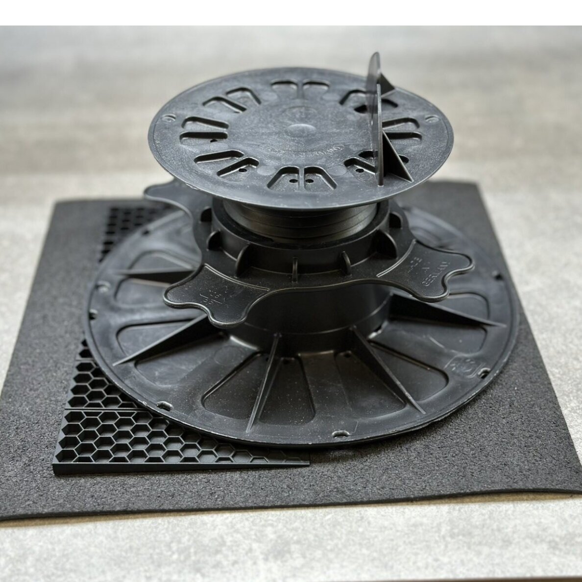 Kaladėlė su kampu 33x100x 1mm - 6mm lyginamoji plokštelė juodos spalvos 1 vnt 1
